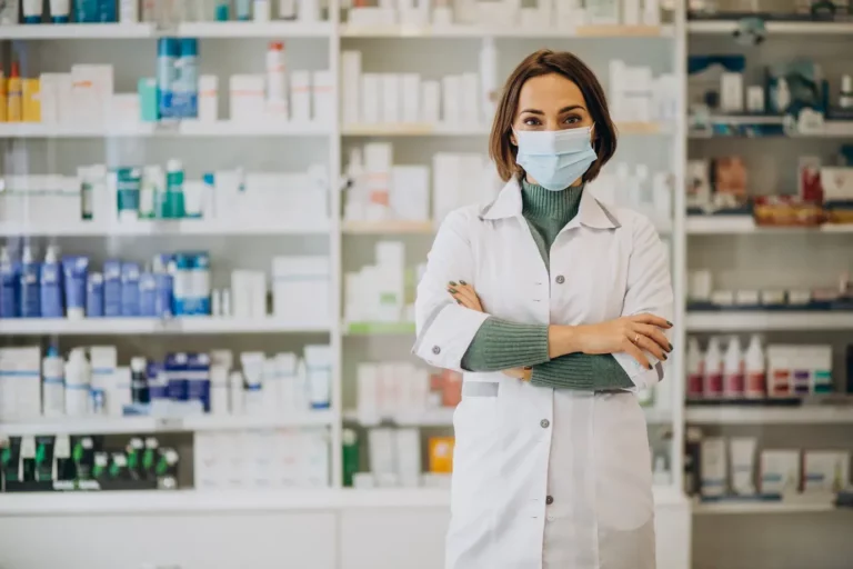 young-woman-pharmacist-pharmacy-768x512